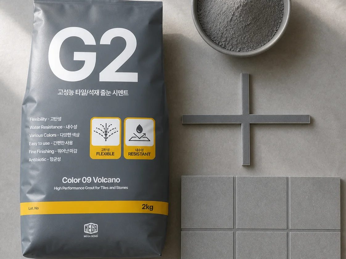 볼케이노 G2 줄눈시멘트 봉투와 타일 견본 조각을 함께 놓은 연출 이미지